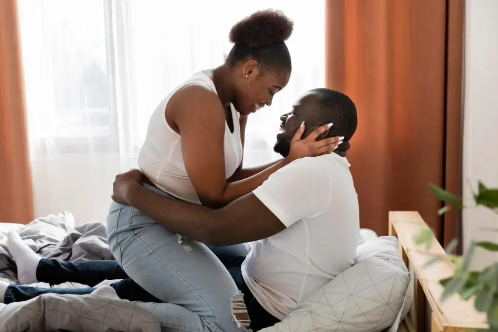 Mbinu 11 za Kumtongoza Msichana Yeyote Uliye muona kumpenda kwa Mara ya kwanza