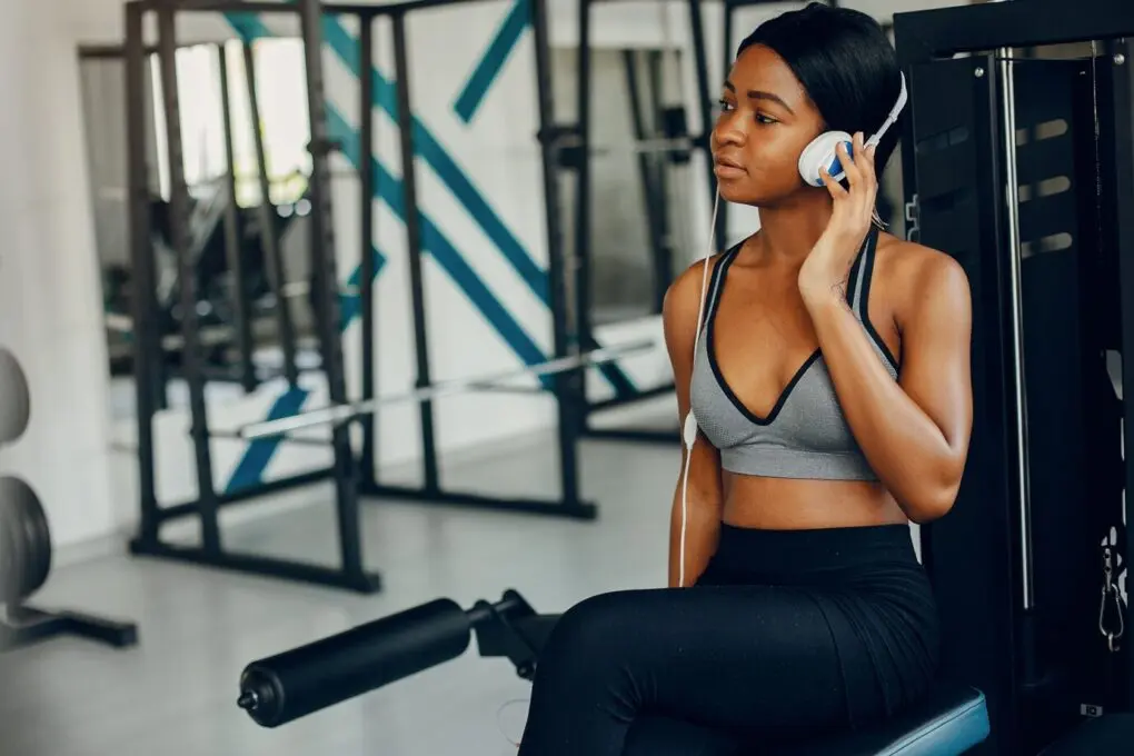Hatua 20 Za Kuapproach Mwanamke Katika Gym
