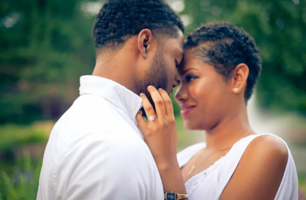 Jinsi Ya Kutambua Kama Mpenzi Wako Anachat Na Mwanaume Mwingine