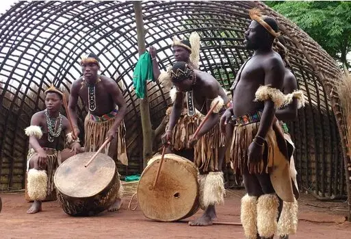 anzania ina zaidi ya makabila 120, na kila moja lina mchango wake kwenye maendeleo ya nchi. Pamoja na tofauti za kijiografia, historia na utamaduni, baadhi ya makabila yanaonekana kuongoza kwa idadi ya watu walioelimika zaidi—kutoka wanafunzi wa vyuo, wataalamu, wanasheria, wahandisi, madaktari, walimu hadi viongozi wa kitaifa.