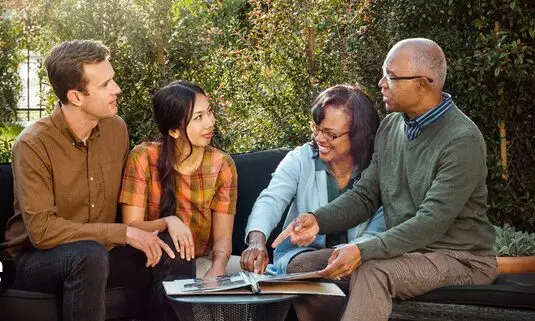 Hadithi za Kutiwa Moyo: Simulizi Zinazogusa Moyo na Kukuamsha Kuendelea Kupambana