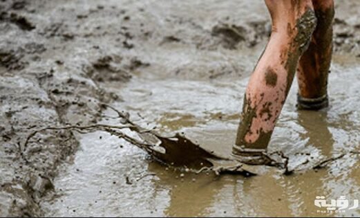 Tafsiri ya ndoto ya kukanyaga matope