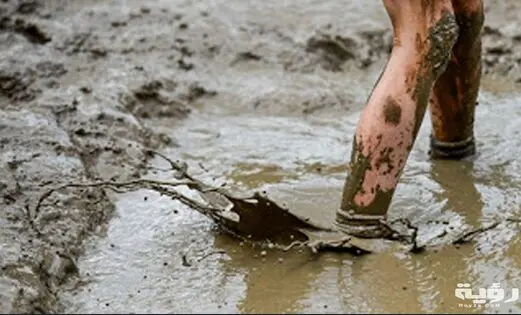 Tafsiri ya ndoto ya kukanyaga matope